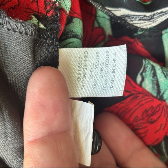 Women’s Krazy Kat Floral Cold Shoulder Blouse Size Medium Red Black Ruffle Hem - Picture 10 of 10